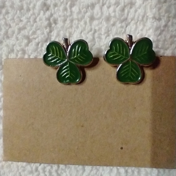 Green shamrock Irish clover leverback earrings - Picture 1 of 3